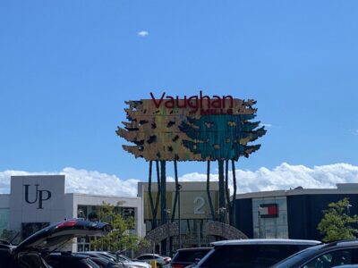 مرکز خرید وان میلز مال واقع در تورنتو کانادا