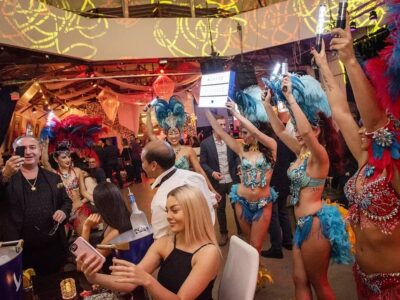 بار کلاب گرند بیزار در تورنتو کانادا