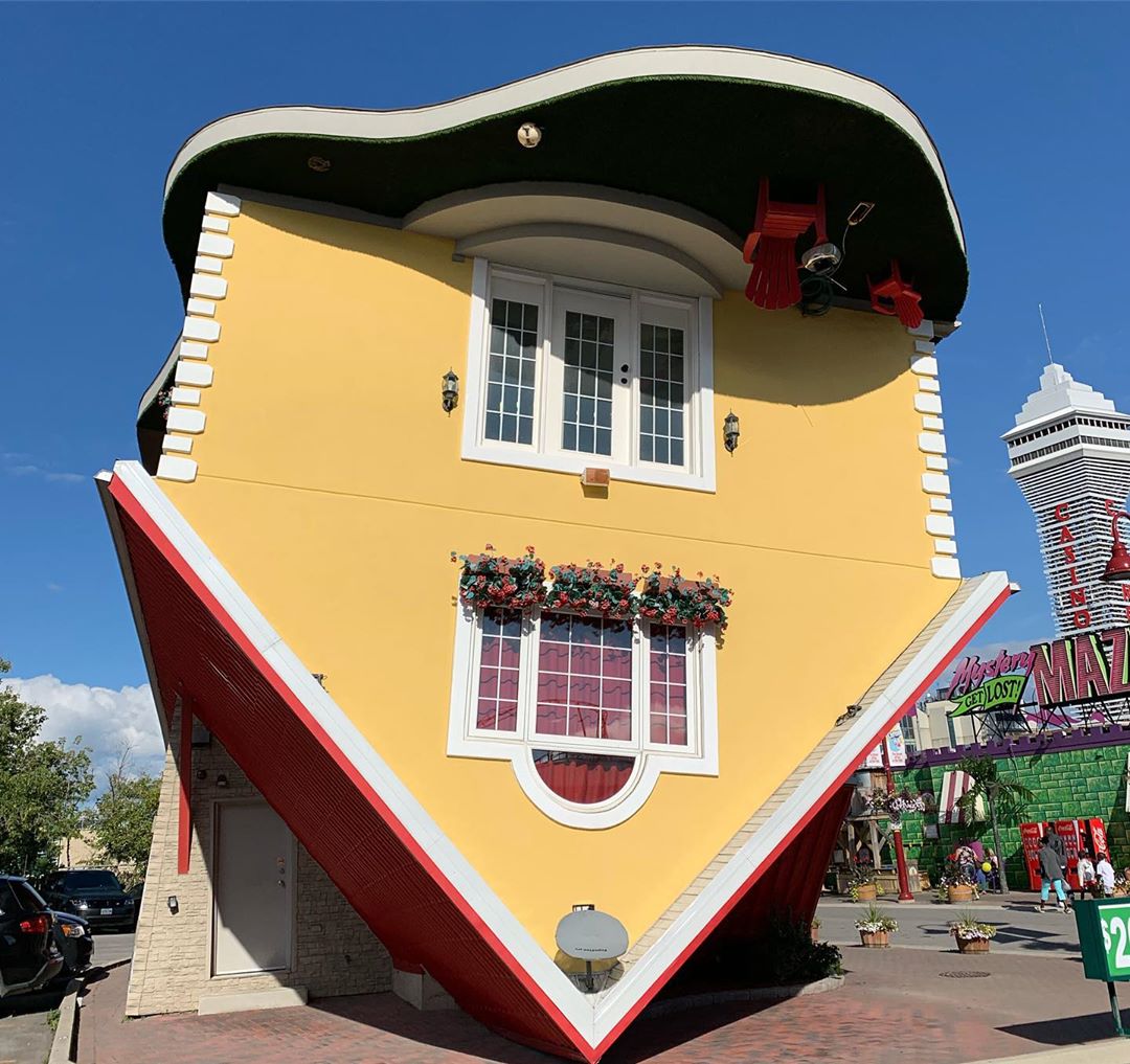 خانهی وارونه در آبشار نیاگارا