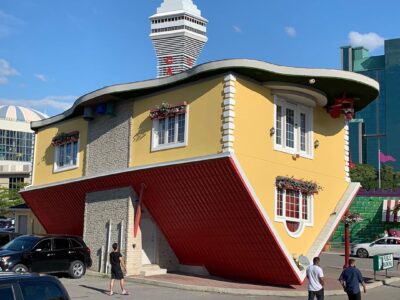 خانهی وارونه در آبشار نیاگارا