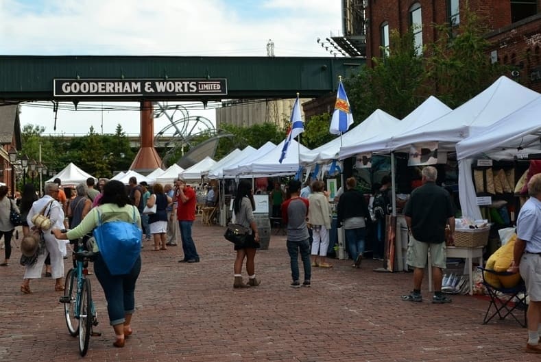 فستیوال هنر در منطقهی تاریخی دیستیلری تورنتو کانادا