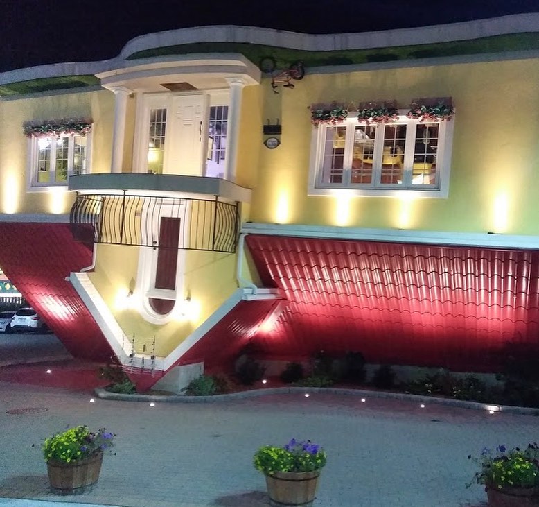 خانهی وارونه در آبشار نیاگارا