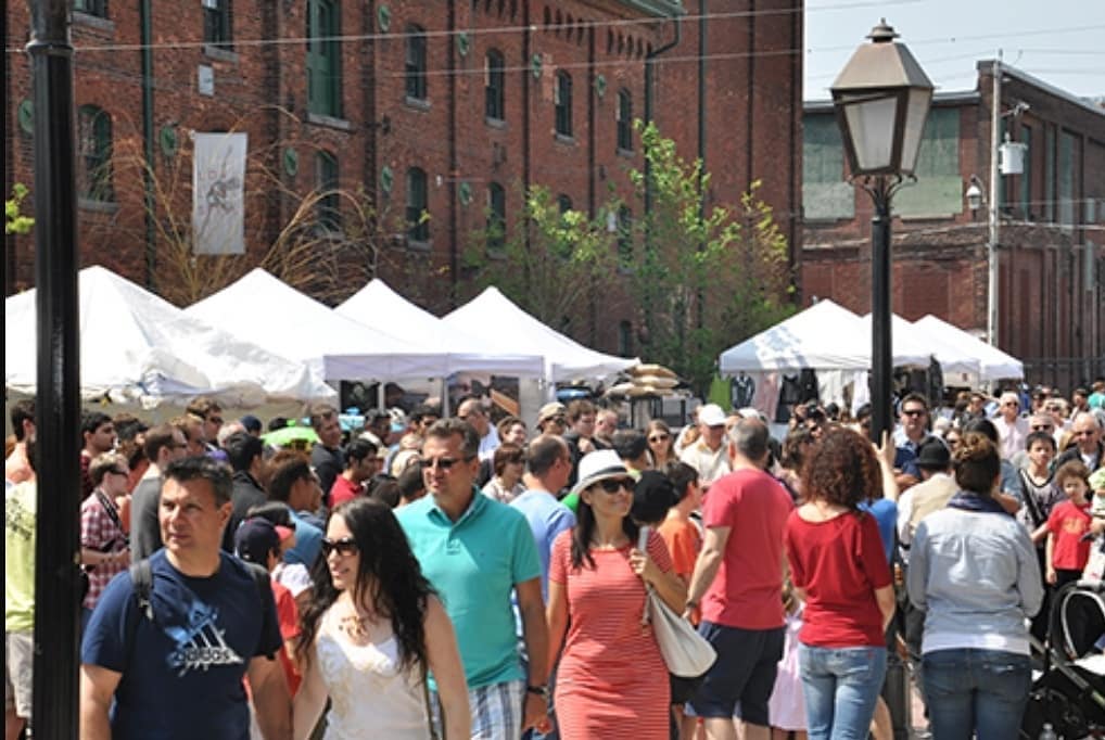 فستیوال هنر در منطقهی تاریخی دیستیلری تورنتو کانادا