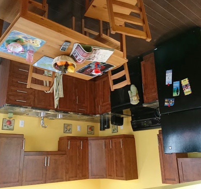 خانهی وارونه در آبشار نیاگارا